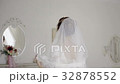 bride with a bouquet goes to the mirror 32878552