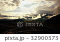 [空中]背光鄉村景觀從天空之上壯觀的雲鏡頭 32900373