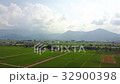 [航空拍攝]在農村，火車朝山的方向消失 32900398