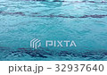 Blue wave in the pool with rain drops 32937640