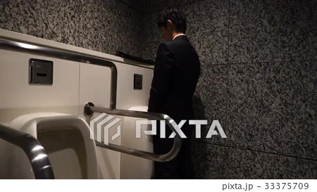 トイレ　男性　小便　横をチラ見　癖　医療系素材の動画素材