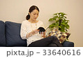 A woman reading 33640616