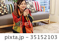 寒がる女性 35152103
