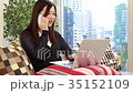 電話をしながらパソコンを操作する女性 35152109