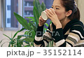 コーヒを飲む女性 35152114