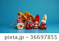 Miniature figurines open the bag with surprise. 36697855