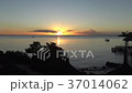 The boat approaches the shore in Mauritius at suns 37014062