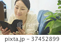 看書的女人 37452899