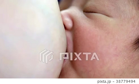 授乳シーンアップの動画素材