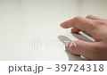 机で指をトントン叩く 39724318