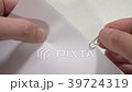 用紙にクリップをとめる 39724319