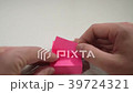 ピンクの付箋を剥がす 39724321