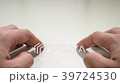 両手の指先で机をトントンと小刻みに叩く 39724530