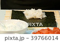Cook puts rice on nori 39766014