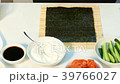 The cook is laying boiled rice on nori 39766027