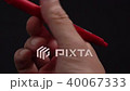 赤いボールペンをノックする 40067333