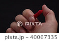 赤いボールペンをノックする 40067335