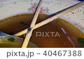 Flies eat food scraps in noodle cups. 40467388