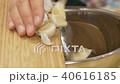 にんにくをボウルに入れる 40616185