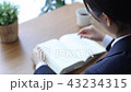 ページをめくる女性 43234315