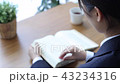 ページをめくる女性 43234316