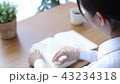 ページをめくる女性 43234318
