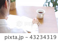 ページをめくる女性 43234319