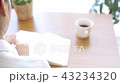 ページをめくる女性 43234320