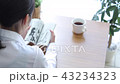 ページをめくる女性 43234323