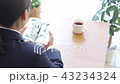 ページをめくる女性 43234324