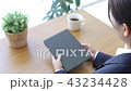 タブレットカバーを開く女性 43234428
