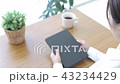 タブレットカバーを開く女性 43234429