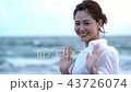 海　笑顔で手を振る女性　スローモーション　1/2倍速 43726074