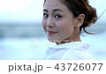 海　振り向く女性　スローモーション　1/2倍速 43726077