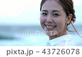 海　振り向く女性　スローモーション　1/2倍速 43726078