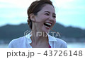 海　笑う女性　スローモーション　1/2倍速 43726148