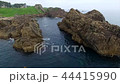 岩の間を前進し通り抜ける（空撮） 44415990