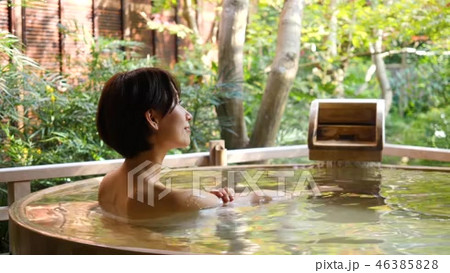 温泉 ミドル女性 露天風呂 温泉旅館 旅行イメージの動画素材