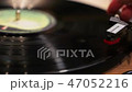 音楽を奏でるレコードプレイヤー 47052216