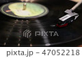 音楽を奏でるレコードプレイヤー 47052218