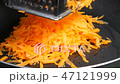 Rash carrot on a heated pan for frying 47121999