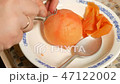 Removing the peel from the tomato 47122002