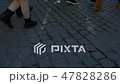 Pedestrians walk/cross big city intersection 47828286