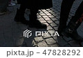 Pedestrians walk/cross big city intersection 47828292