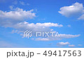 青空にゆっくり流れる雲 49417563