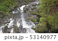 ごうごうと流れる水　山の中 53140977