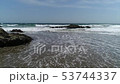 【空撮】浜辺から海岸へ前進地平線 53744337