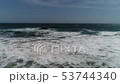 【空撮】海面から海岸へパン 53744340
