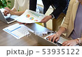 ビジネス　企業　IT おしゃれ　爽やか　ミーティング　仕事　会社　商談　打ち合わせ 会議　パソコン 53935122
