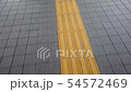 点字ブロックを歩く 54572469